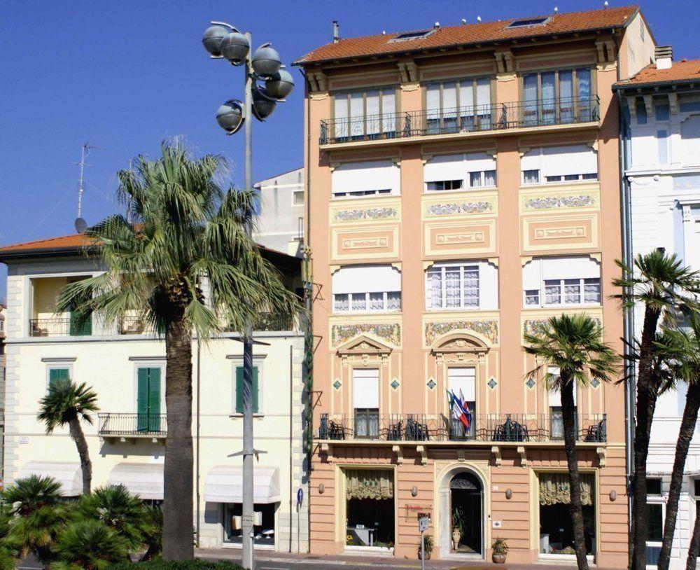 Hotel Liberty Viareggio Bagian luar foto