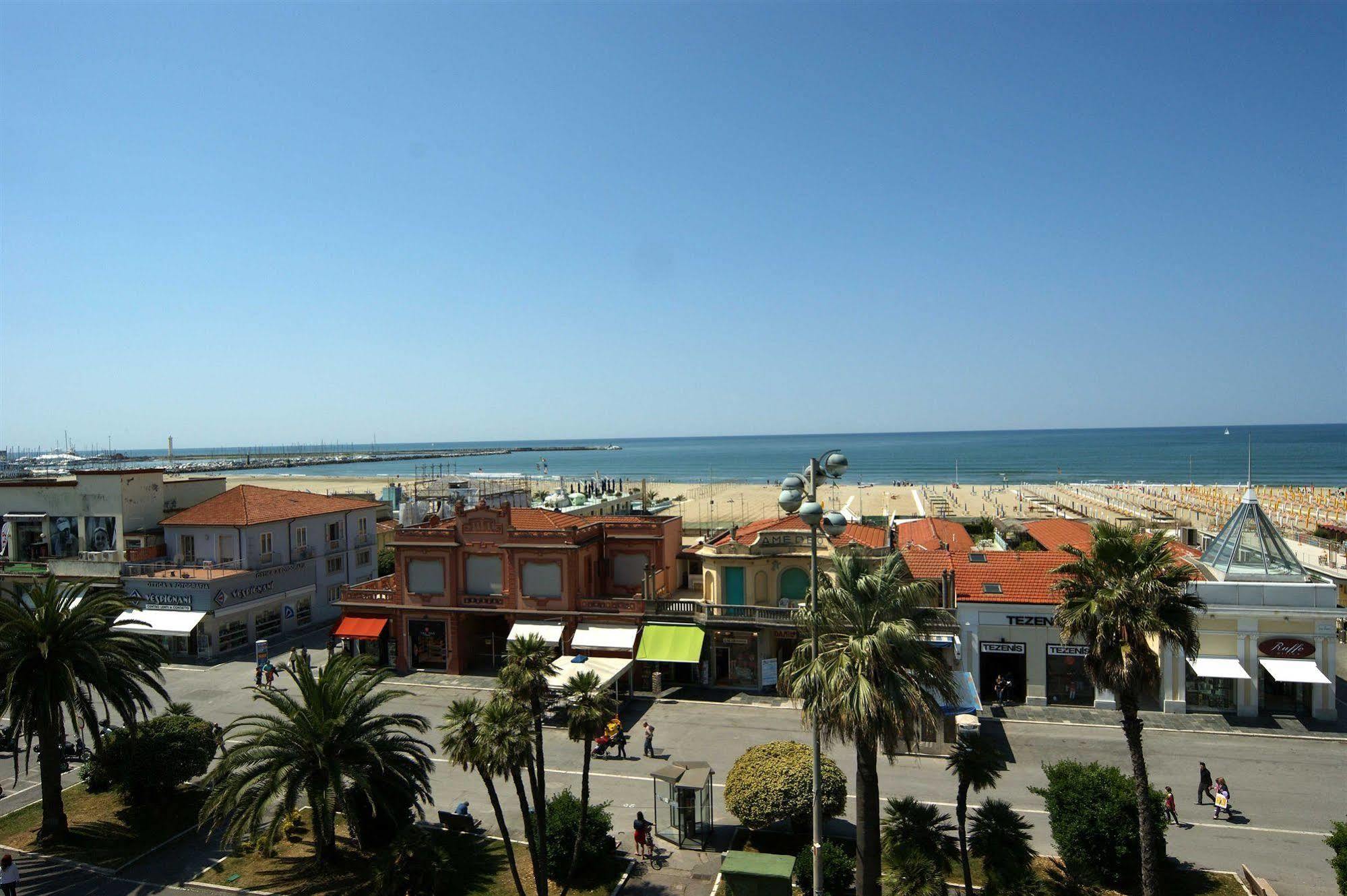 Hotel Liberty Viareggio Bagian luar foto